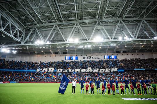 Djurgårdens spelare framför tifo