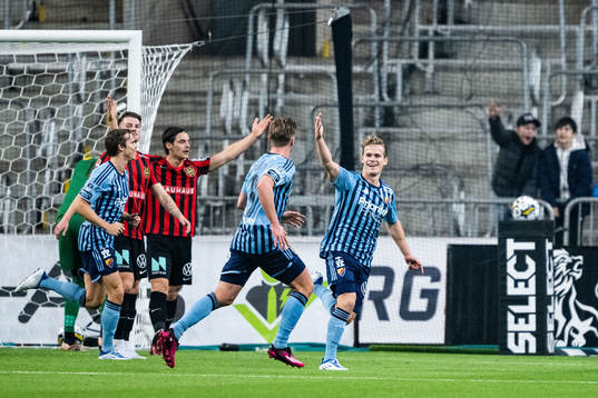 Djurgårdens Hampus Finndell jublar med Rasmus Schuller