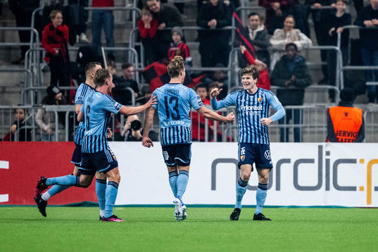 Djurgårdens Hampus Finndell jublar med Oliver Berg