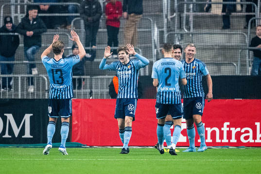 Djurgårdens Gustav Wikheim jublar med Hampus Finndell,