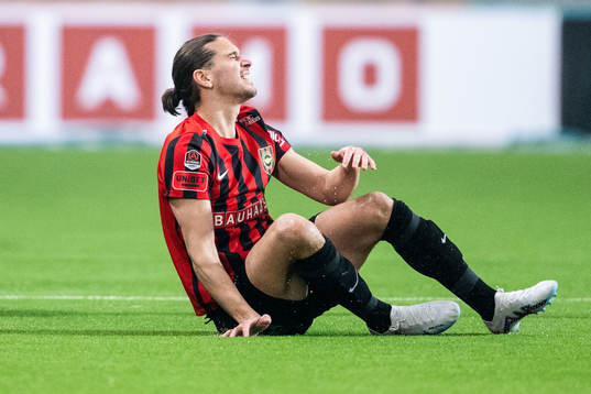 Brommapojkarnas Nikola Vasic har ont