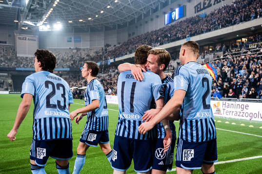 Djurgårdens Hampus Finndell jublar med lagkamrater