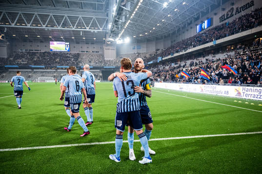 Djurgårdens Hampus Finndell jublar med Magnus Eriksson
