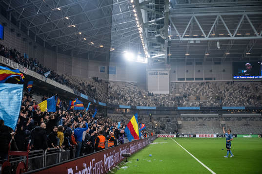 Djurgårdens Hampus Finndell jublar med supportrar