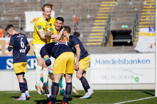 Falkenbergs Leonardo Farah Shahin gör 1-0 och jublar med