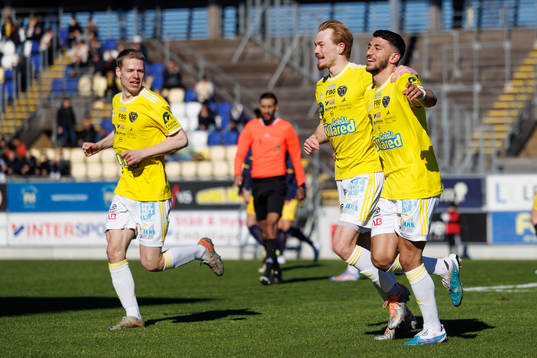 Falkenbergs Leonardo Farah Shahin jublar med Linus