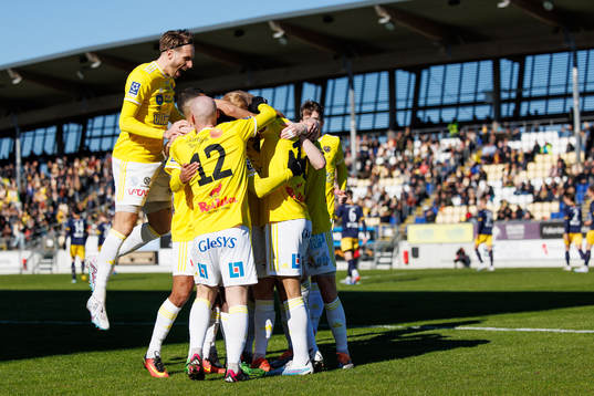 Falkenbergs spelare jublar
