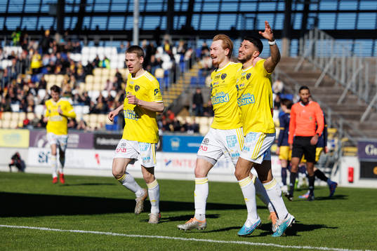 Falkenbergs Leonardo Farah Shahin jublar med Linus