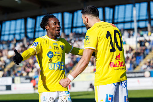 Falkenbergs Godwin Aguda och Leonardo Farah Shahin jublar