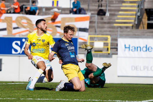 Falkenbergs Leonardo Farah Shahin och Torns Ossian Hallberg