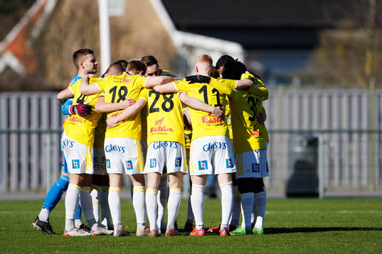 Falkenbergs spelare samlade före fotbollsmatchen i Ettan