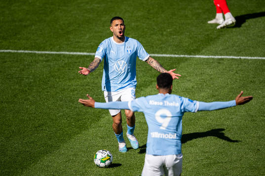 Malmö FFs Sergio Pena och Isaac Kiese Thelin reagerar på