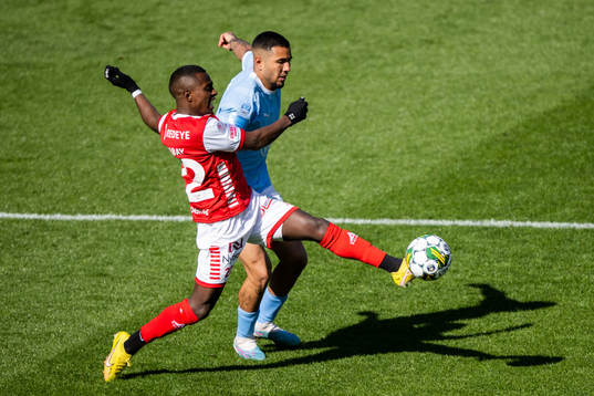 Kalmars Nahom Girmai Netabay och Malmö FFs Sergio Pena