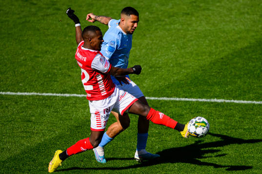 Malmö FFs Sergio Pena och Kalmars Nahom Girmai Netabay