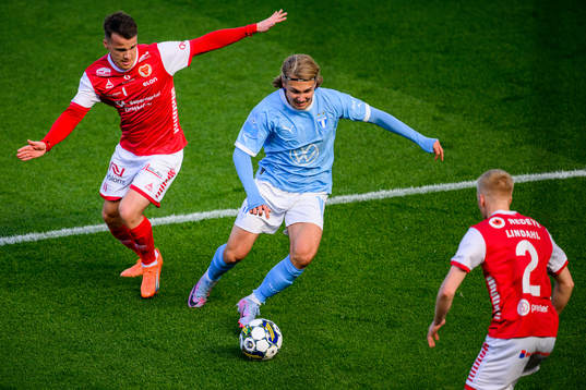 Kalmars Simon Skrabb och Axel Lindahl bevakar  Malmö FFs