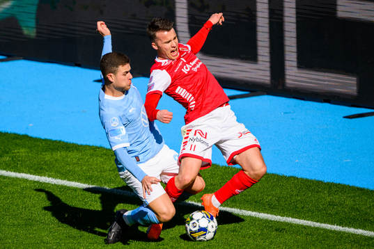 Malmö FFs Gabriel Busanello och Kalmars Simon Skrabb