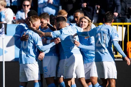 Malmö FFs Isaac Kiese Thelin jublar med lagkamrater