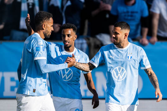 Malmö FFs Isaac Kiese Thelin jublar med Taha Ali och