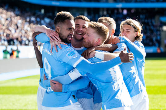 Malmö FFs Isaac Kiese Thelin jublar med lagkamrater