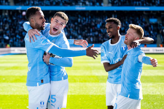 Malmö FFs Isaac Kiese Thelin jublar med Gabriel Busanello,
