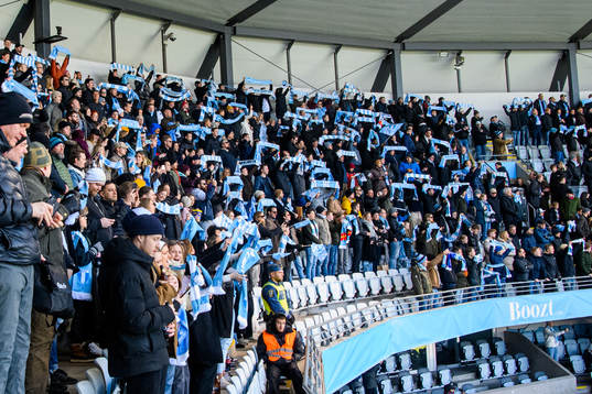 Malmö FFs supportrar på läktaren med halsdukar