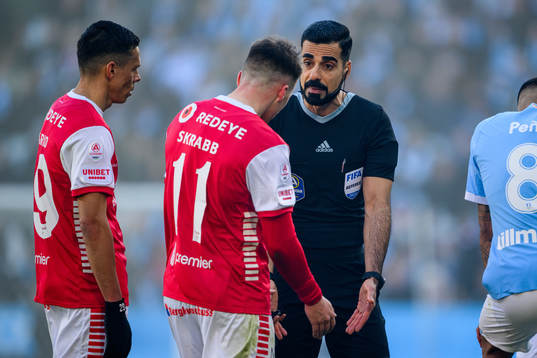 Simon Skrabb i diskussion med domare Mohammed Al-Hakim