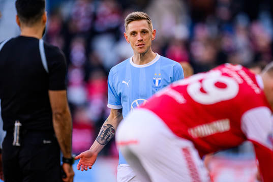 Malmö FFs Søren Rieks i diskussion med domare Mohammed