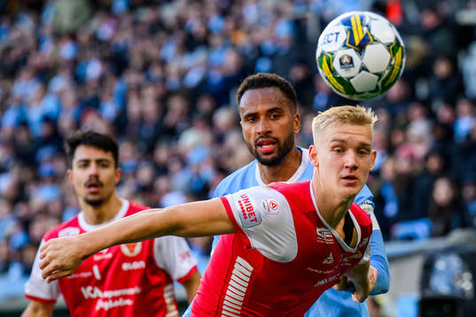 Kalmars Carl Gustafsson och Malmö FFs Isaac Kiese Thelin