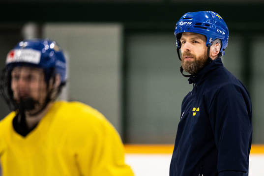 Head coach Ulf Lundberg of Sweden at a practice session