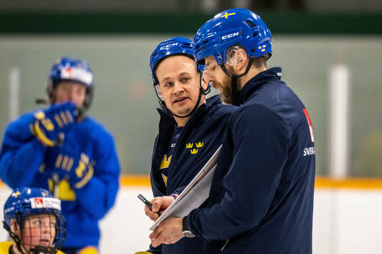 Assistant coach Andreas Karlsson of Sweden at a practice