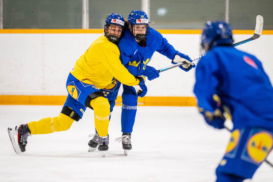 Josefine Holmgren and Hanna Thuvik of Sweden at a practice