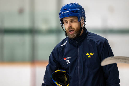 Head coach Ulf Lundberg of Sweden at a practice session