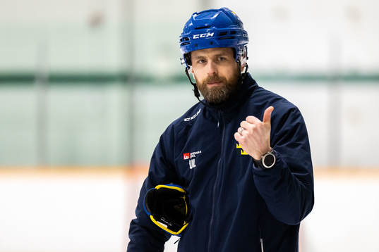 Head coach Ulf Lundberg of Sweden at a practice session