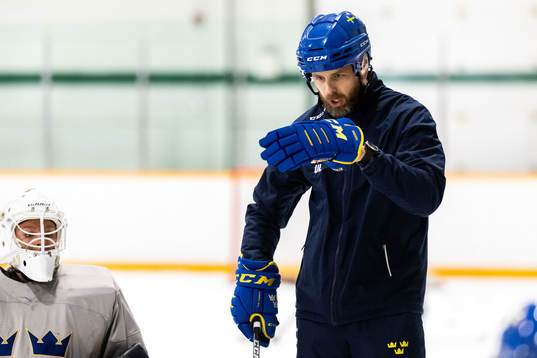 Head coach Ulf Lundberg of Sweden at a practice session