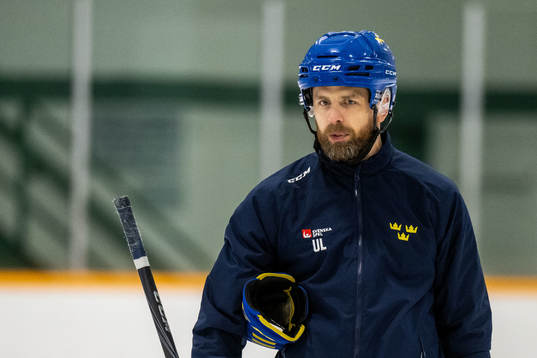 Head coach Ulf Lundberg of Sweden at a practice session
