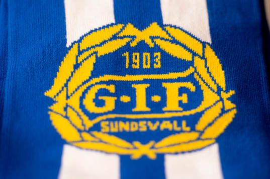 Halsduk med GIF Sundsvalls klubbemblem innan