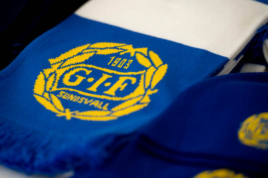 Halsduk med GIF Sundsvalls klubbemblem innan
