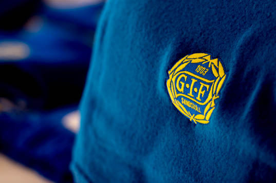 Halsduk med GIF Sundsvalls klubbemblem innan