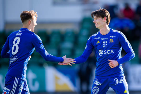 GIF Sundsvalls Ludvig Nåvik jublar med Teodor Stenshagen