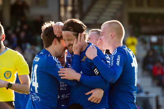 GIF Sundsvalls Johan Bengtsson klappar om Linus Hallenius