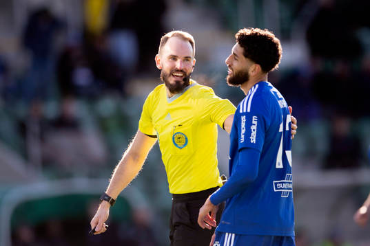 Domare Andreas Dufva-Johansson pratar med GIF Sundsvalls