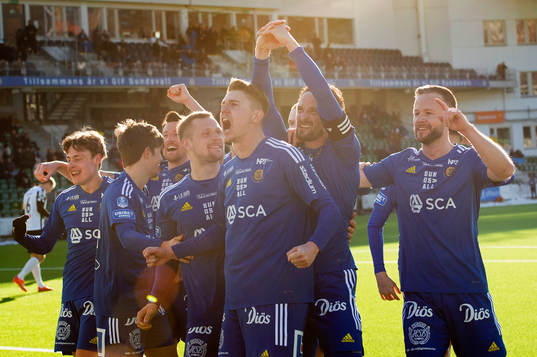 GIF Sundsvalls Linus Hallenius har gjort 2-0 och firar med