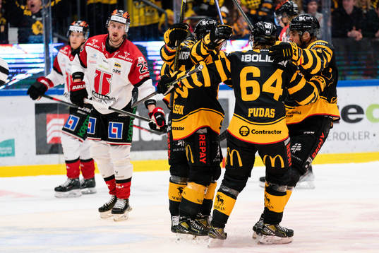 Skellefteå AIKs Oskar Nilsson och Jonathan Pudas jublar