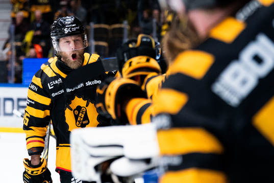 Skellefteås Oscar Möller jublar