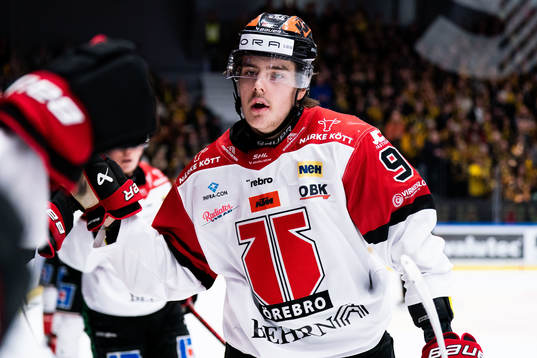 Örebros Leo Carlsson jublar