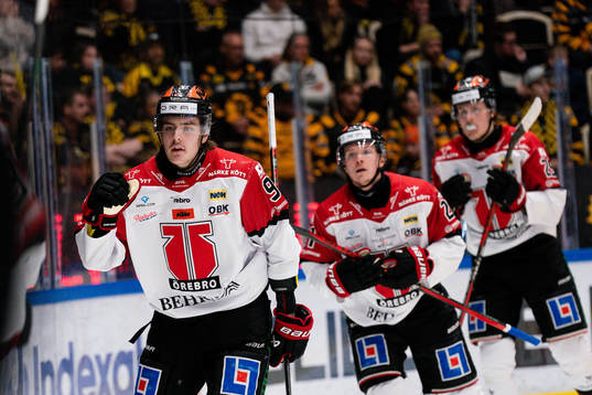 Örebros Leo Carlsson jublar