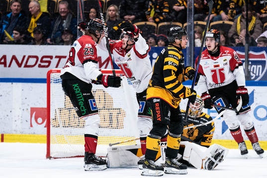Örebros Linus Öberg jublar med Milton Oscarson