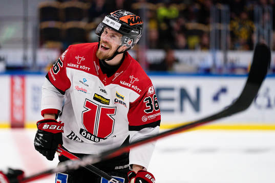 Örebros Emil Larsson jublar