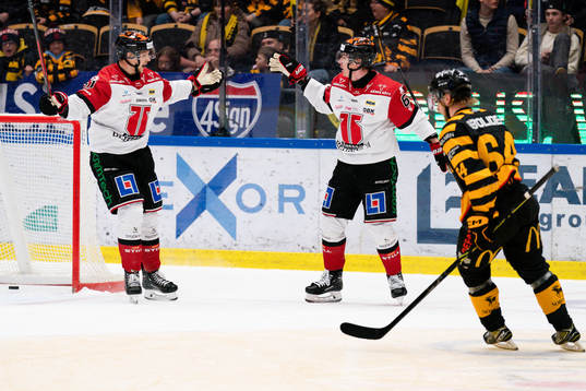 Örebros Kristian Näkyvä och Robert Leino jublar