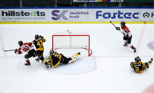 Örebros Leo Carlsson gör mål på Skellefteås målvakt